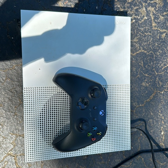 Xbox One S - Picture 2 of 2